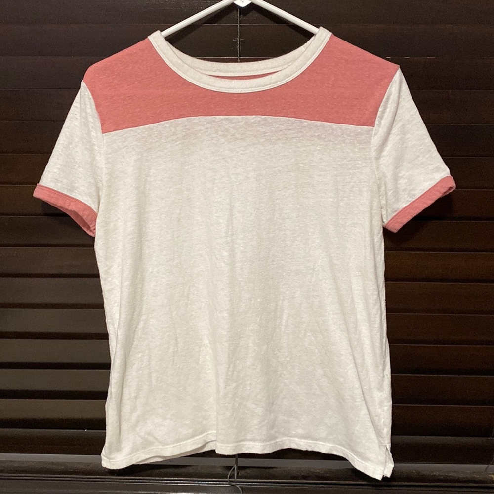 Old Navy cream with pink shoulder short sleeve shirt sz XS